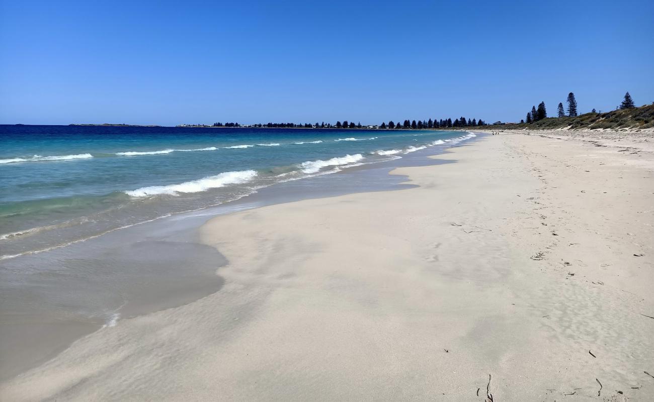 Warnbro Beach'in fotoğrafı açık bej kum yüzey ile