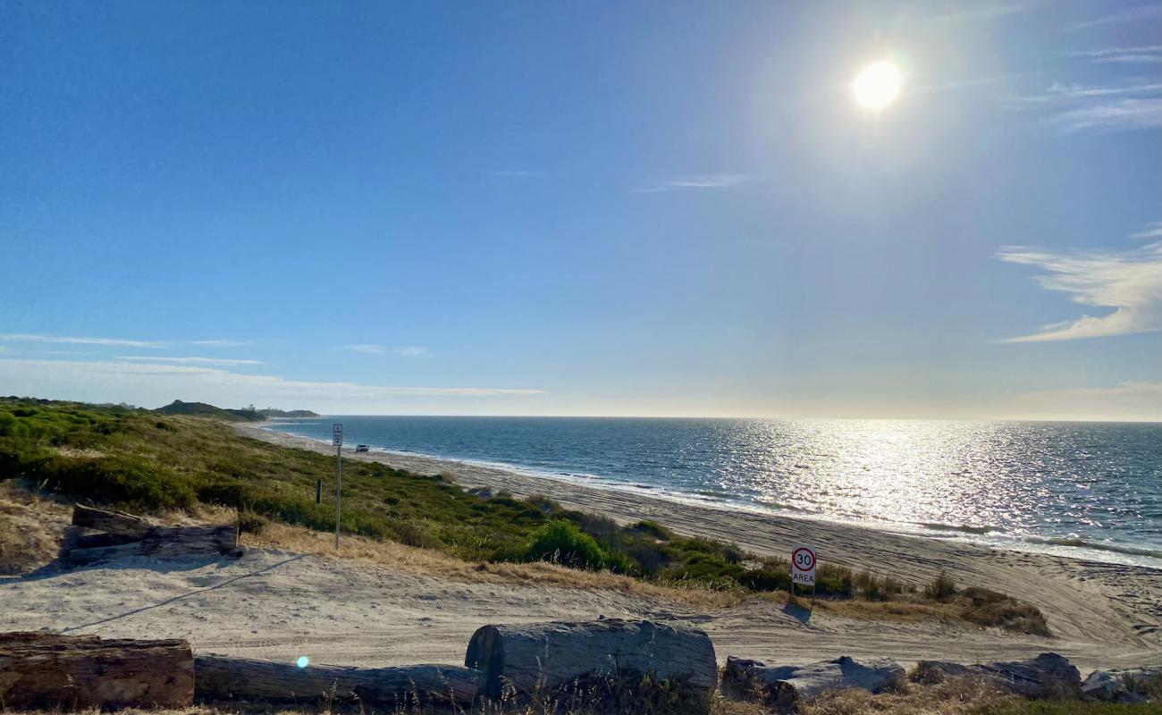 Stratham Beach'in fotoğrafı açık bej kum yüzey ile