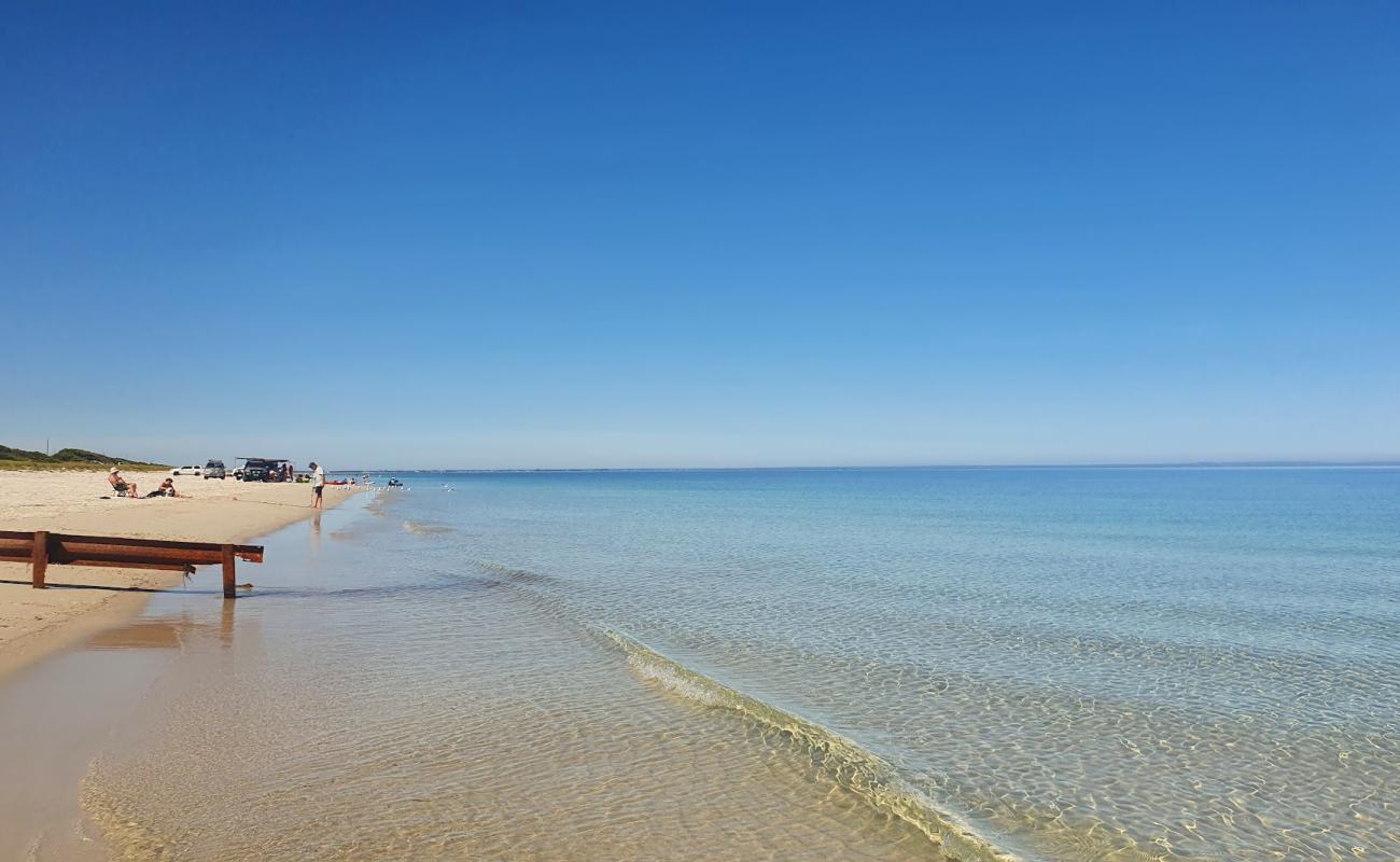 Forrest Beach'in fotoğrafı açık bej kum yüzey ile