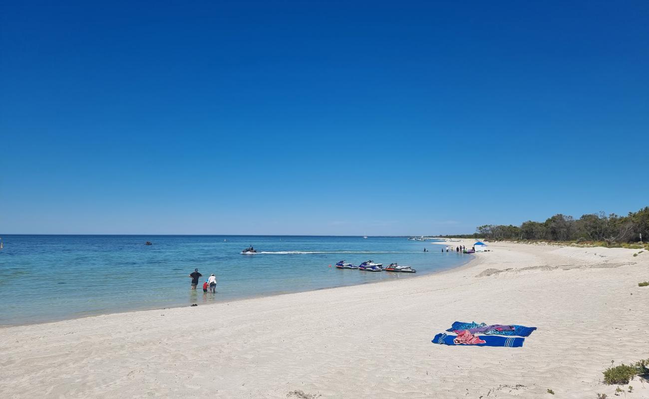 Quindalup Beach'in fotoğrafı i̇nce bej kum yüzey ile