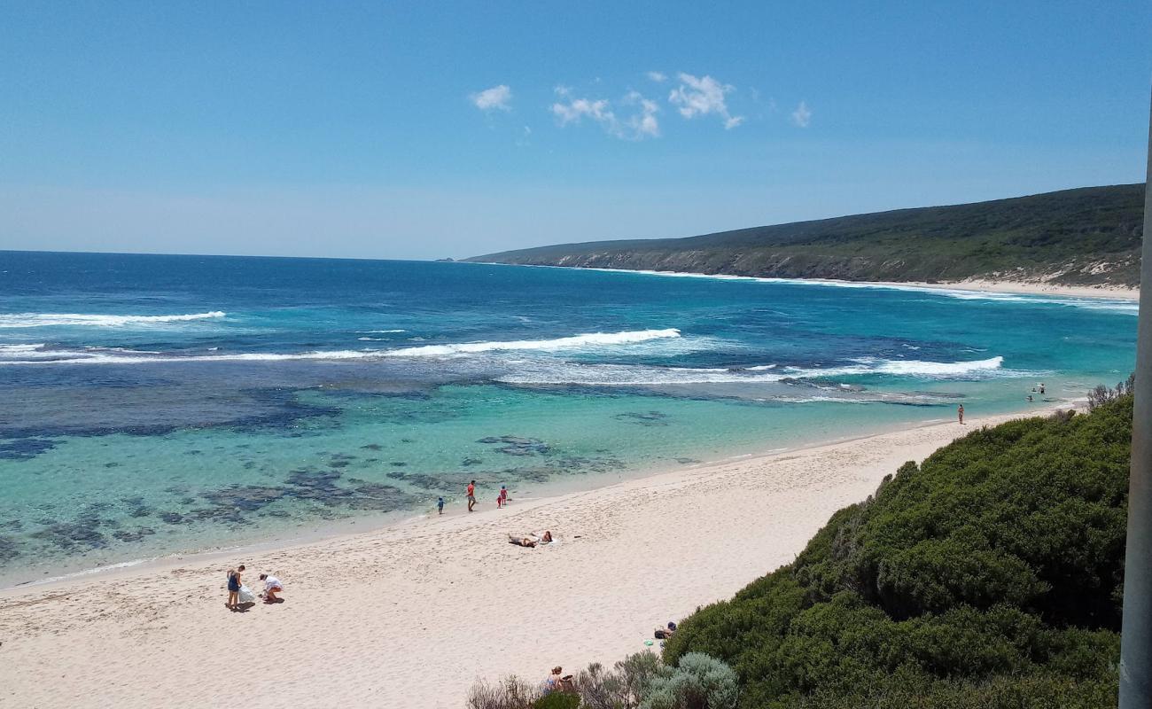 Yallingup Beach'in fotoğrafı açık bej kum yüzey ile