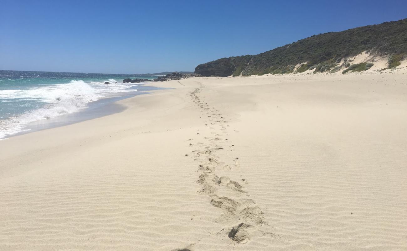 Deepdene Beach'in fotoğrafı beyaz ince kum yüzey ile