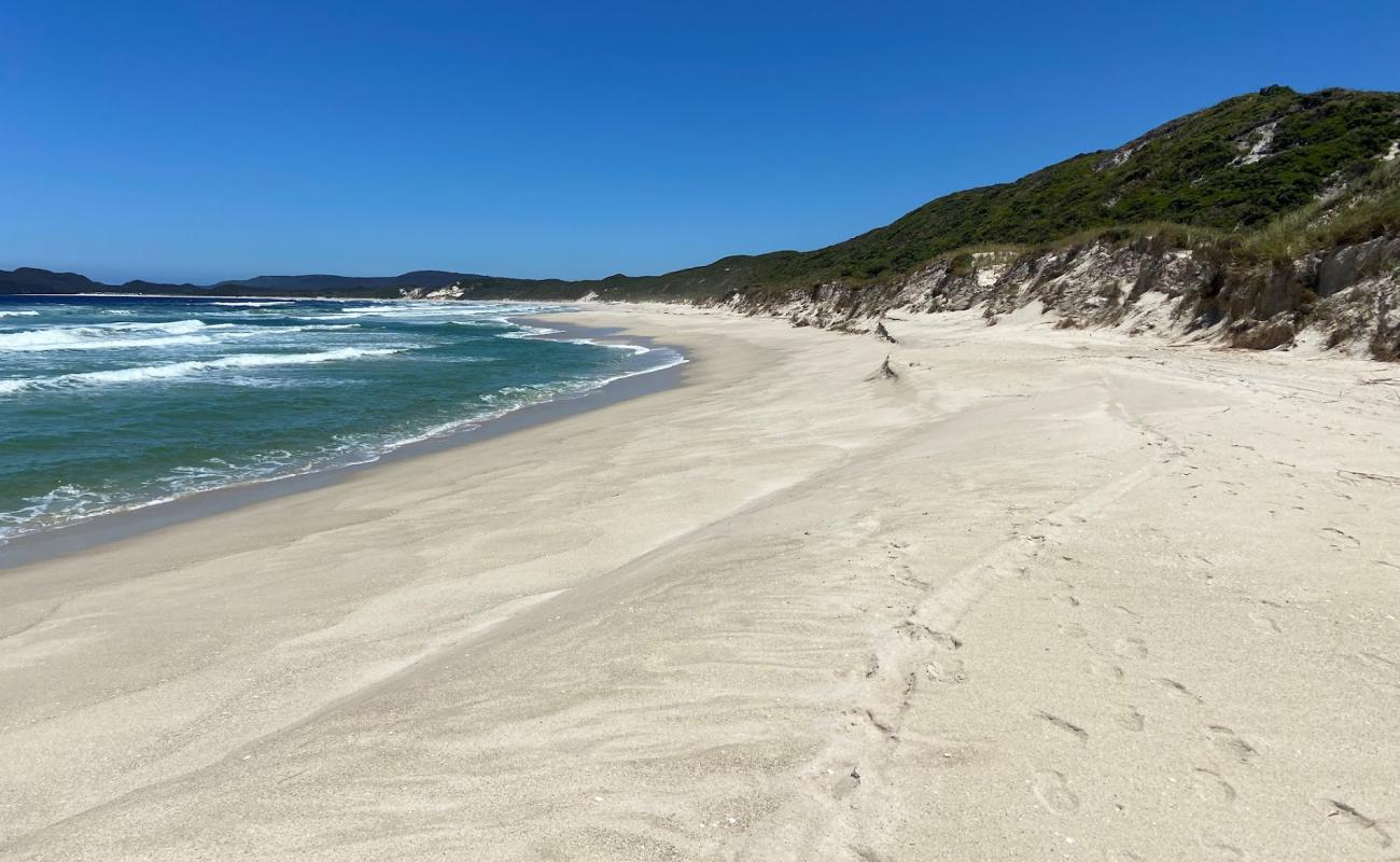 Bellanger Beach'in fotoğrafı parlak kum yüzey ile