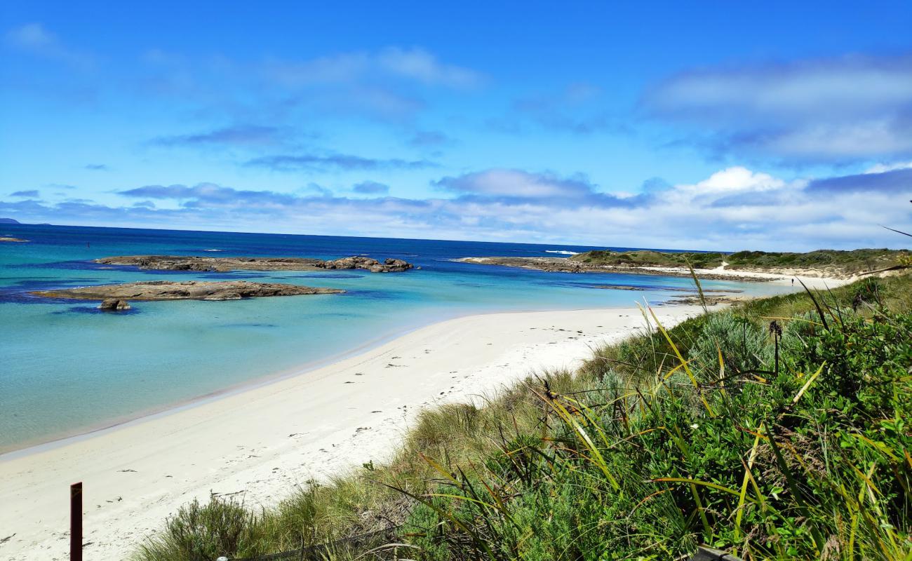 Peaceful Bay Beach'in fotoğrafı parlak kum yüzey ile