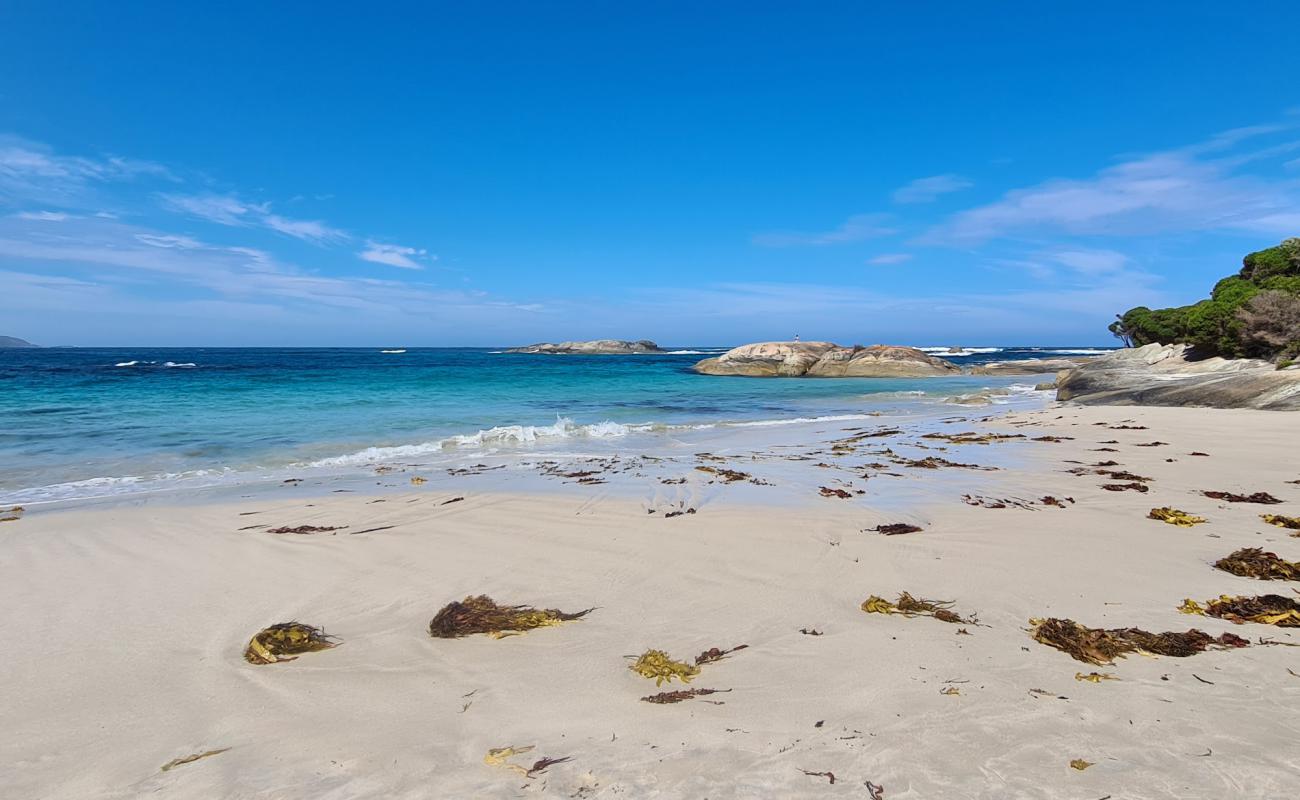 Waterfall Beach'in fotoğrafı parlak kum yüzey ile