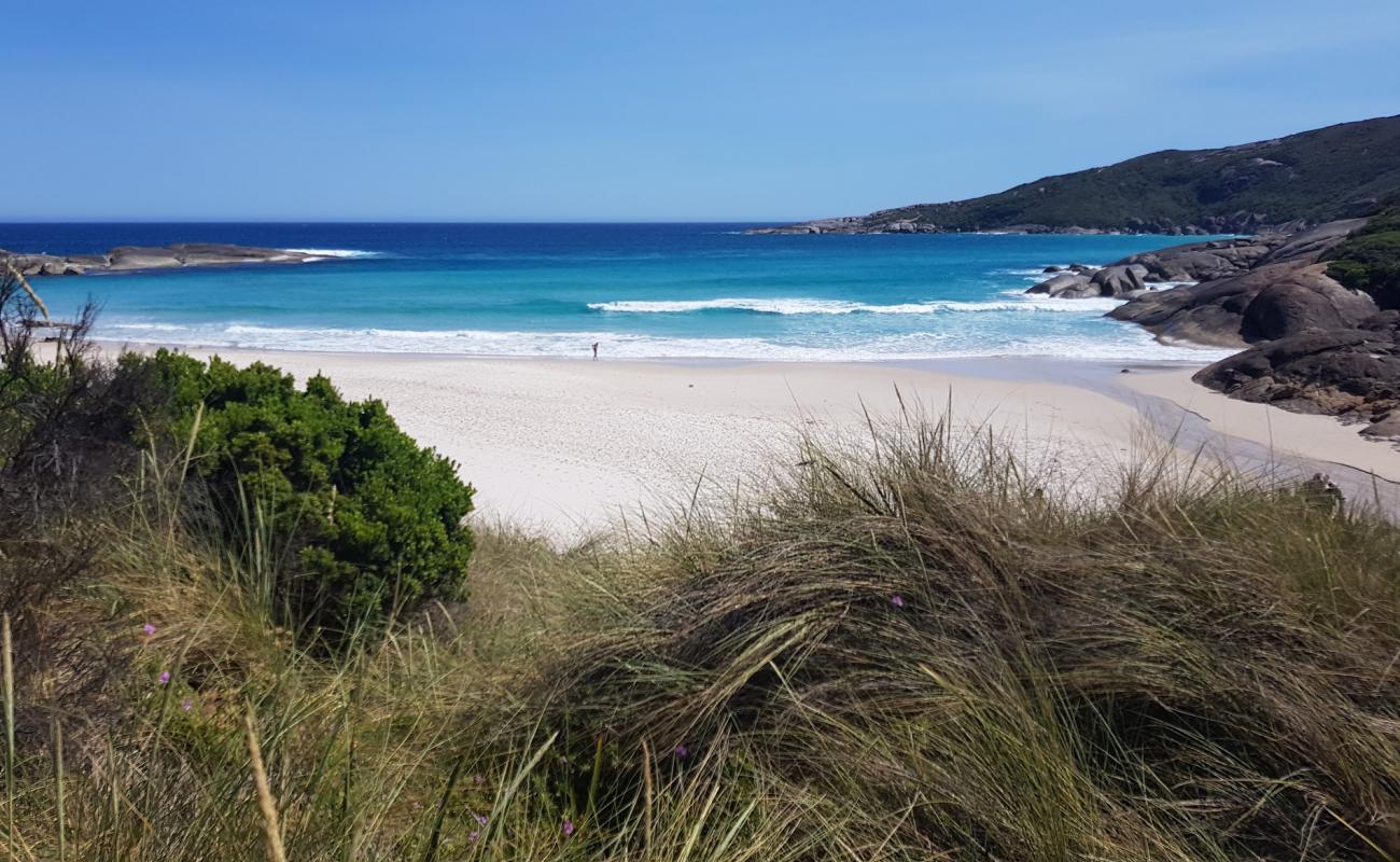 Lowlands Beach II'in fotoğrafı parlak kum yüzey ile