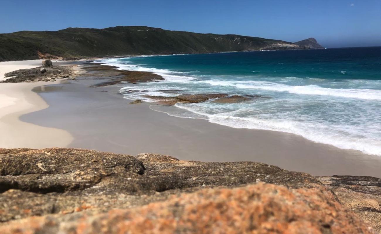 Cable beach'in fotoğrafı parlak kum ve kayalar yüzey ile