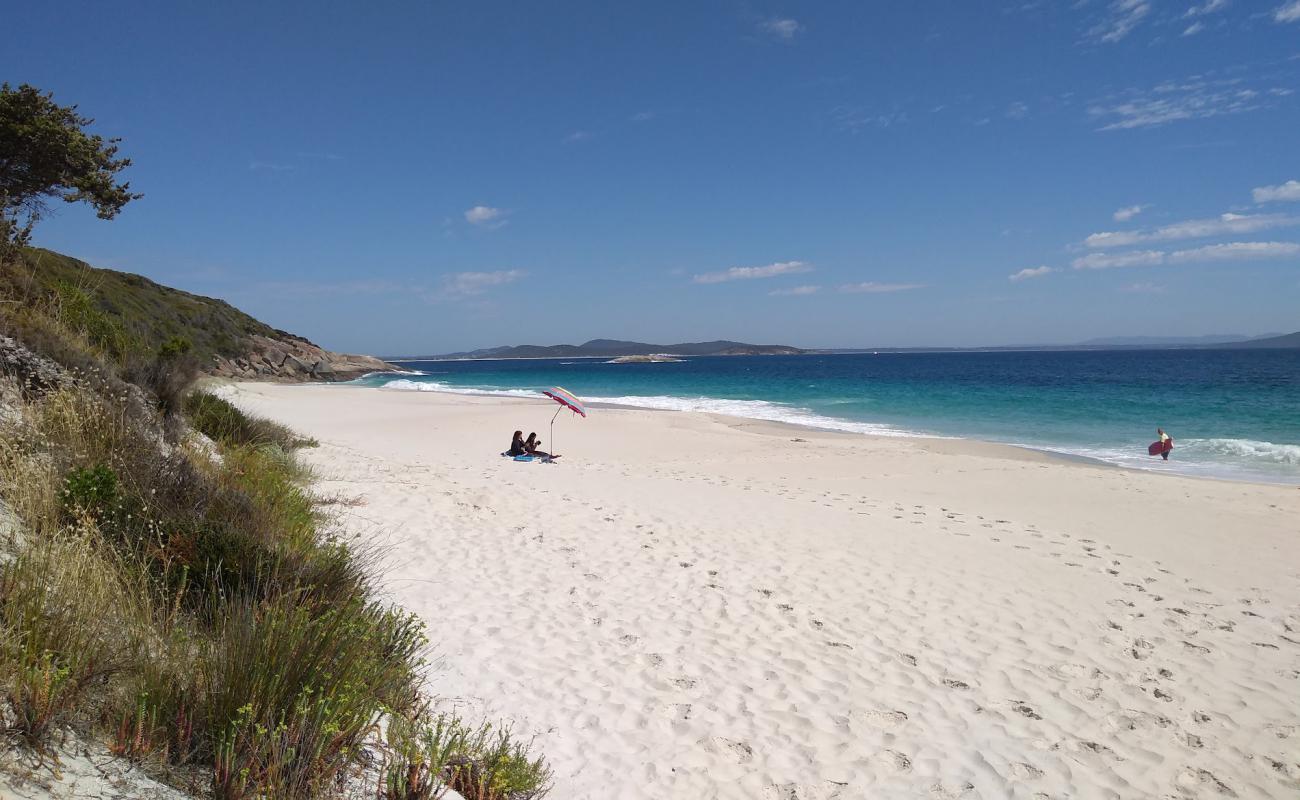 Misery Beach'in fotoğrafı beyaz ince kum yüzey ile