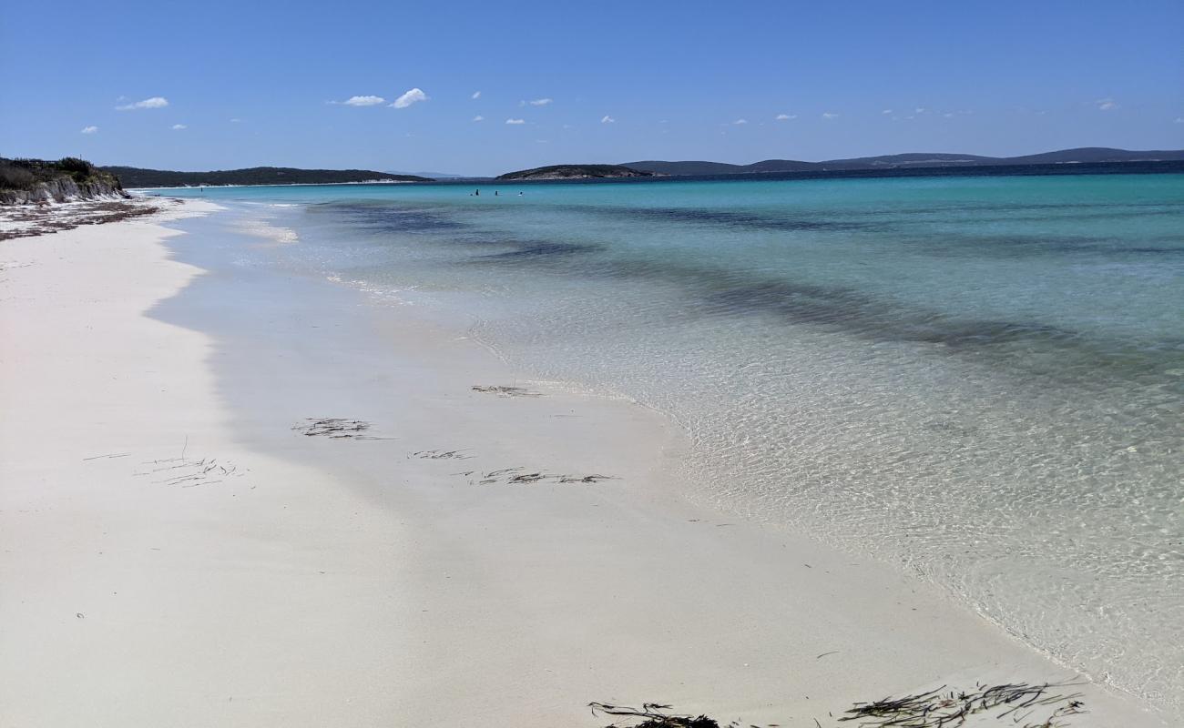 Goode Beach'in fotoğrafı beyaz ince kum yüzey ile