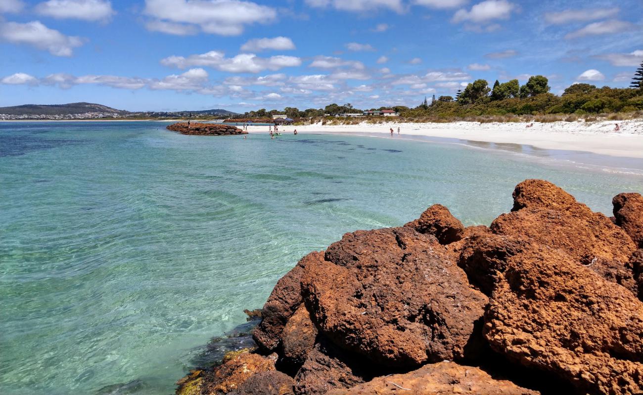 Emu Beach'in fotoğrafı beyaz kum yüzey ile