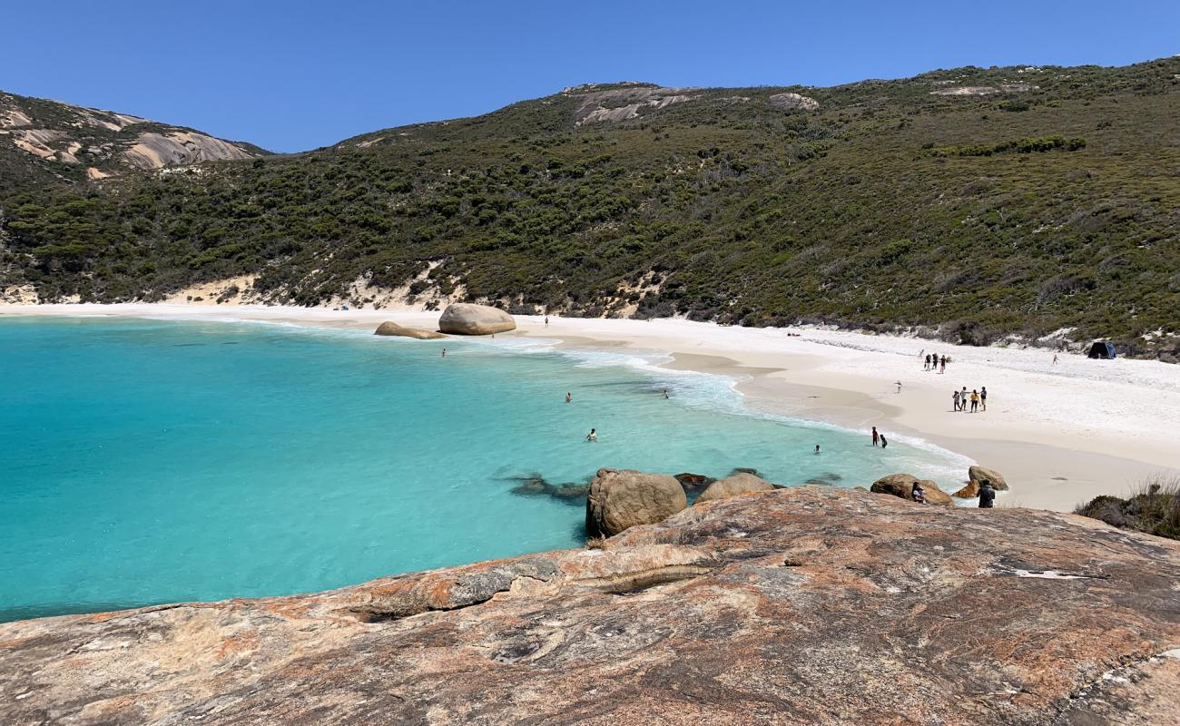 Little Beach'in fotoğrafı beyaz ince kum yüzey ile