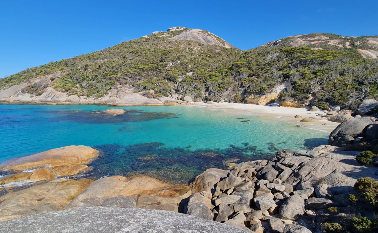 Waterfall Beach'in fotoğrafı beyaz ince kum yüzey ile