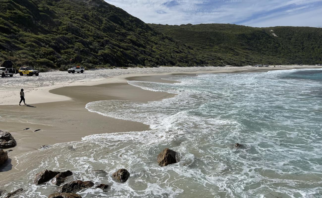 Stream Beach'in fotoğrafı açık bej kum yüzey ile