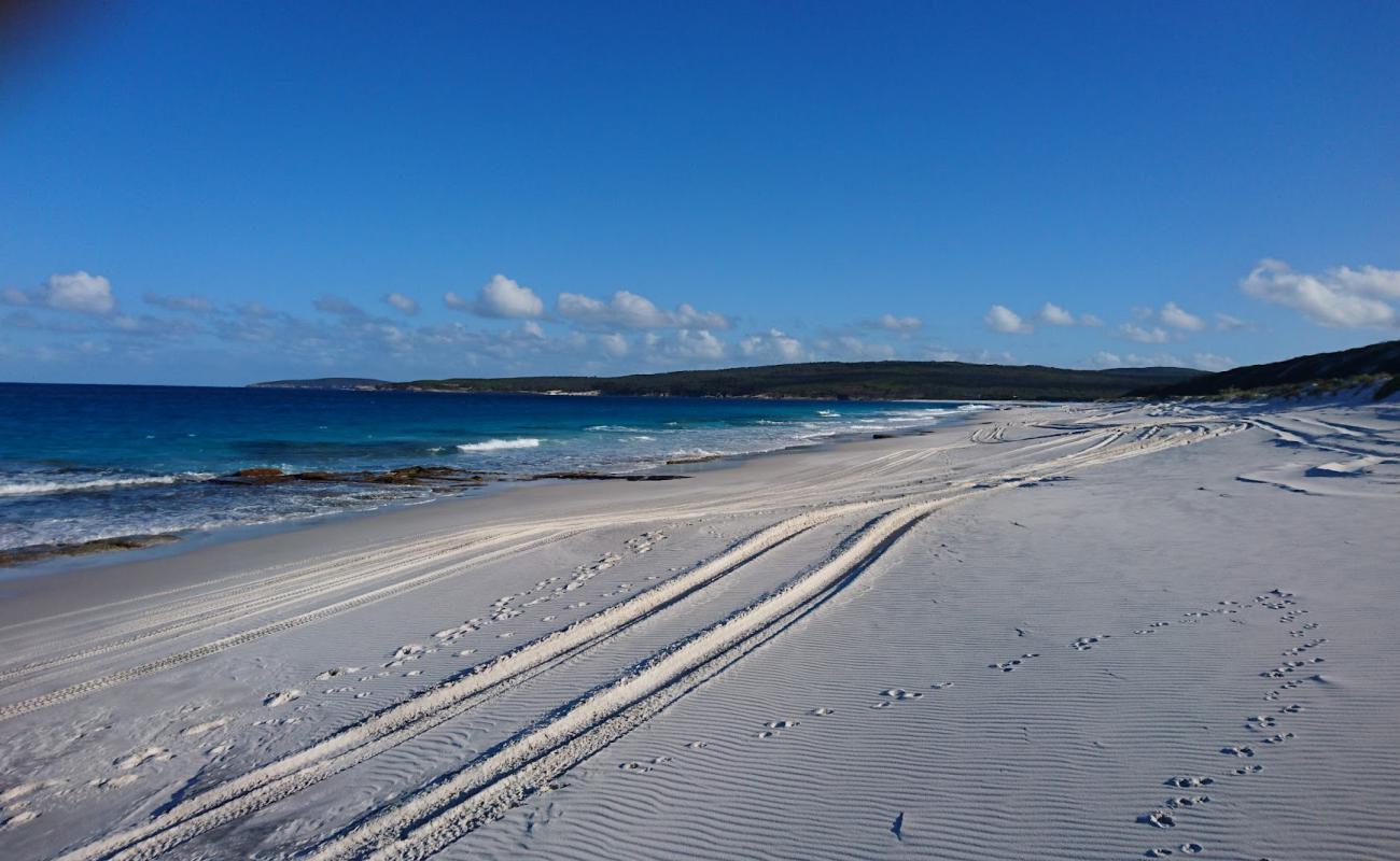 Back Beach'in fotoğrafı açık bej kum yüzey ile