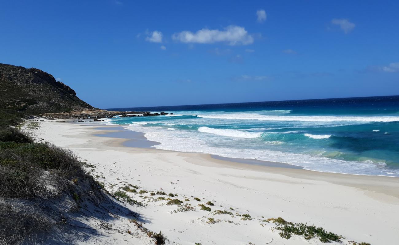 Mylies Beach'in fotoğrafı parlak kum yüzey ile