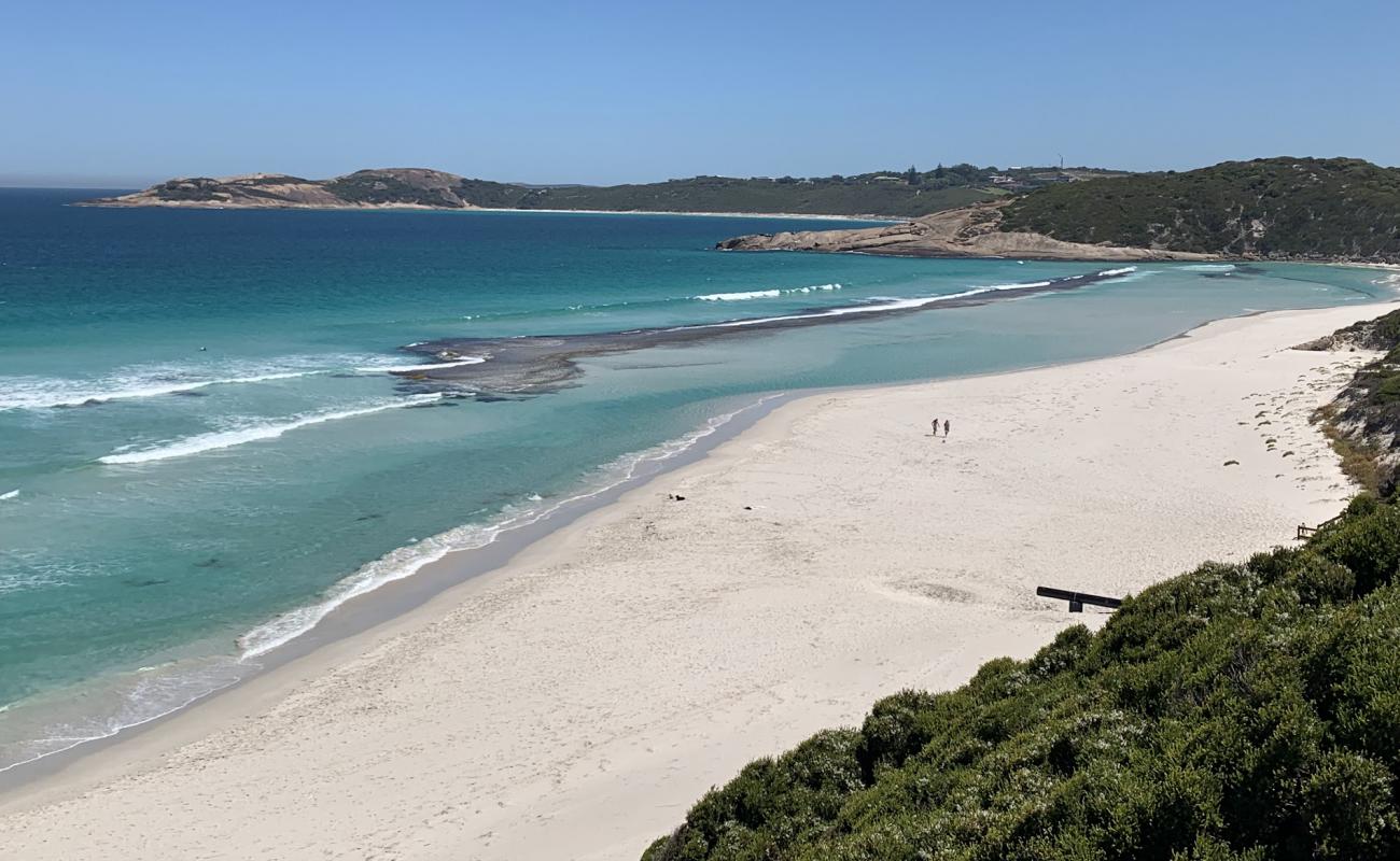 Salmon Beach'in fotoğrafı beyaz kum yüzey ile