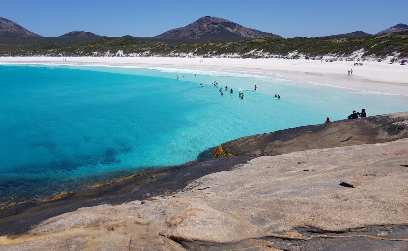 Hellfire Bay Beach'in fotoğrafı beyaz ince kum yüzey ile