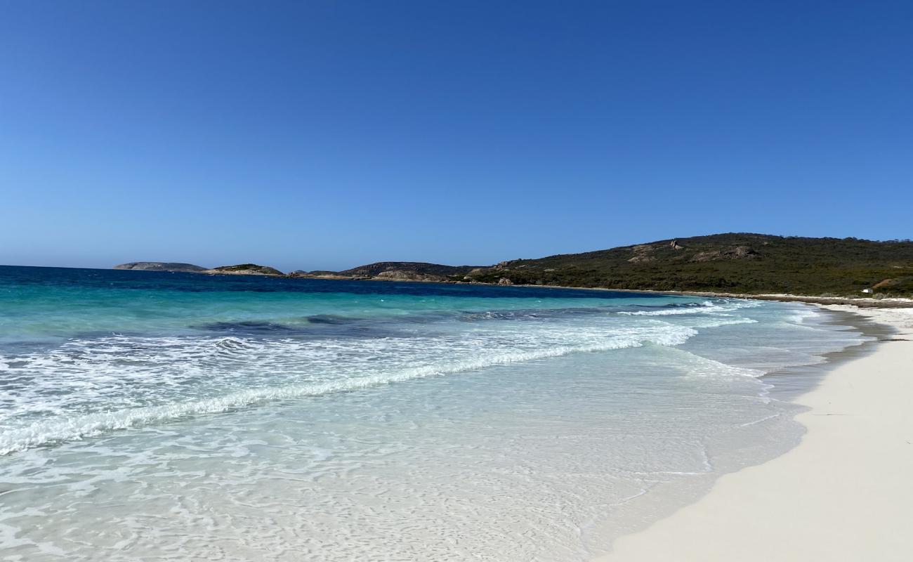 Lucky Bay'in fotoğrafı beyaz ince kum yüzey ile