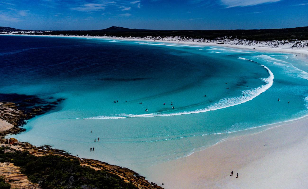 Wharton Beach'in fotoğrafı beyaz ince kum yüzey ile