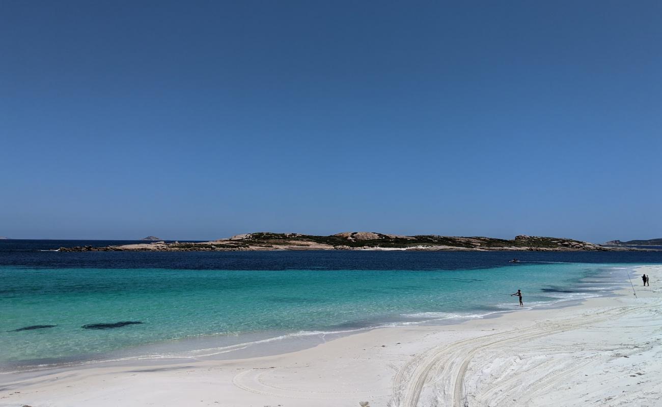 Little Wharton Beach'in fotoğrafı beyaz ince kum yüzey ile