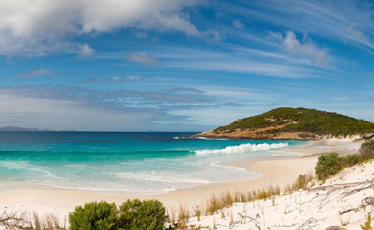 Tagon Beach'in fotoğrafı beyaz ince kum yüzey ile