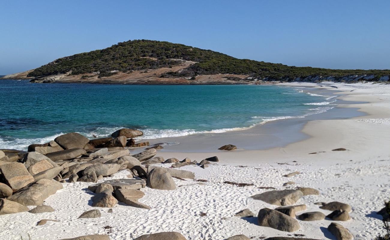 Little Tagon Bay'in fotoğrafı beyaz ince kum yüzey ile