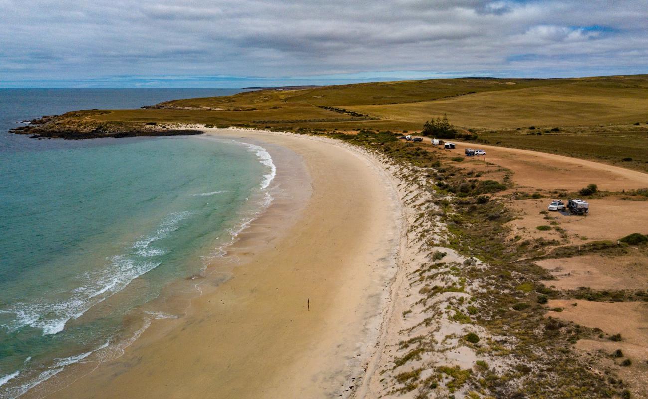 Cowleys Beach'in fotoğrafı parlak kum yüzey ile