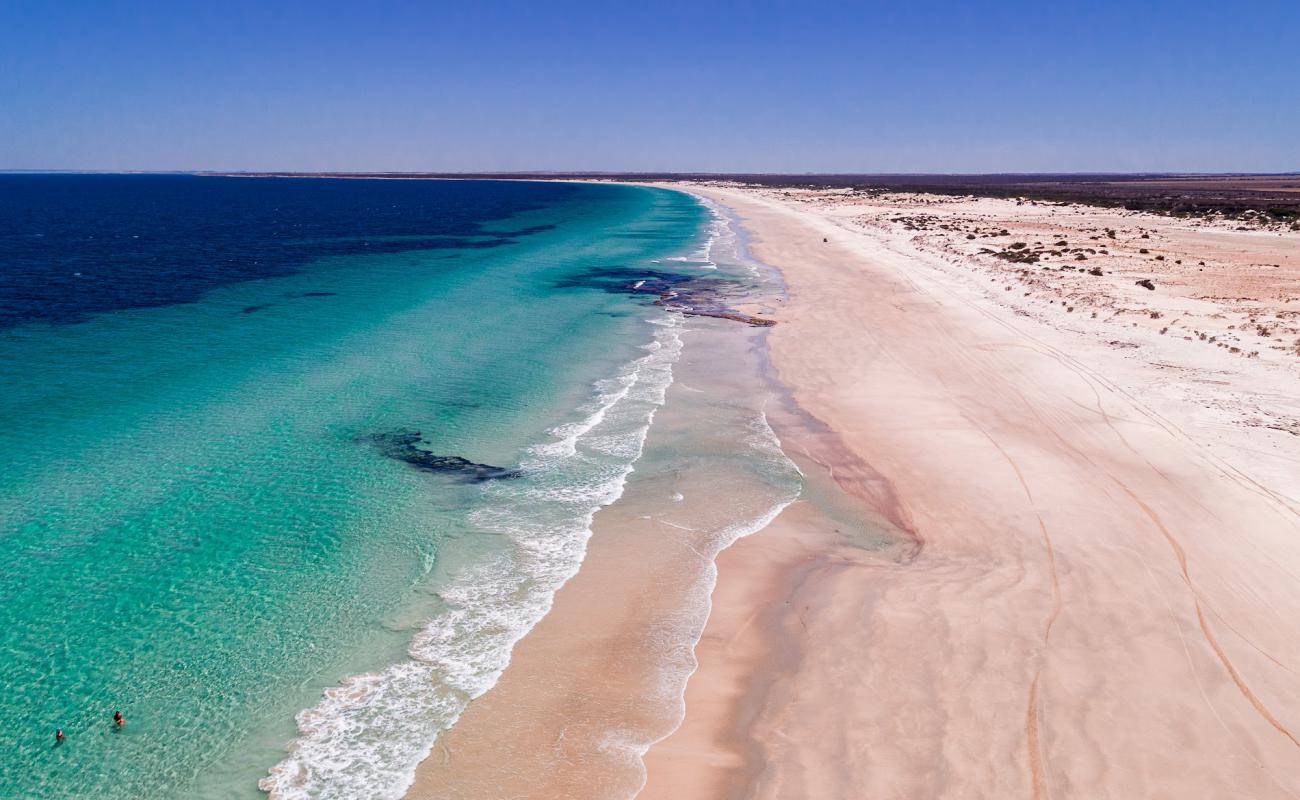 Mills Beach'in fotoğrafı açık bej kum yüzey ile