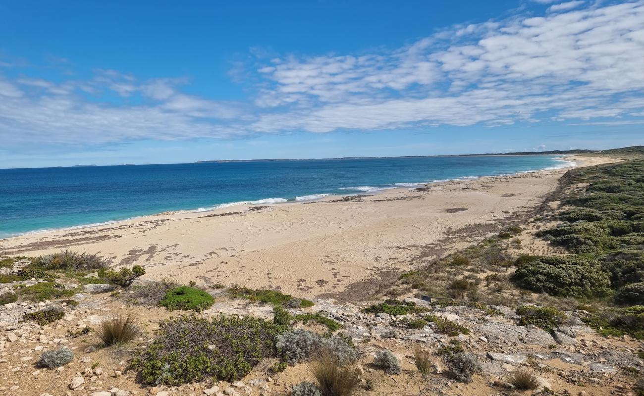 Ganarabba Beach'in fotoğrafı parlak kum yüzey ile