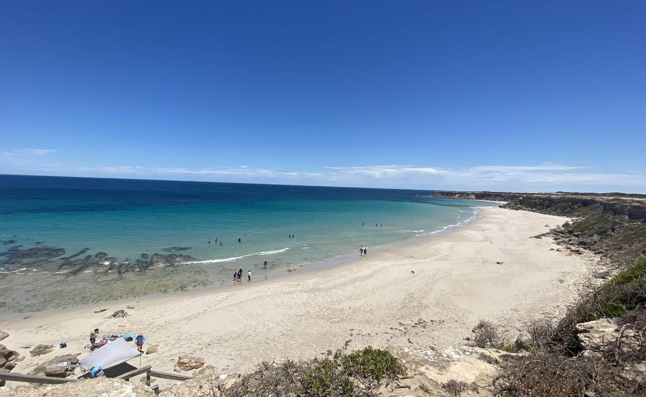 Troubridge Hill Beach'in fotoğrafı açık bej kum yüzey ile