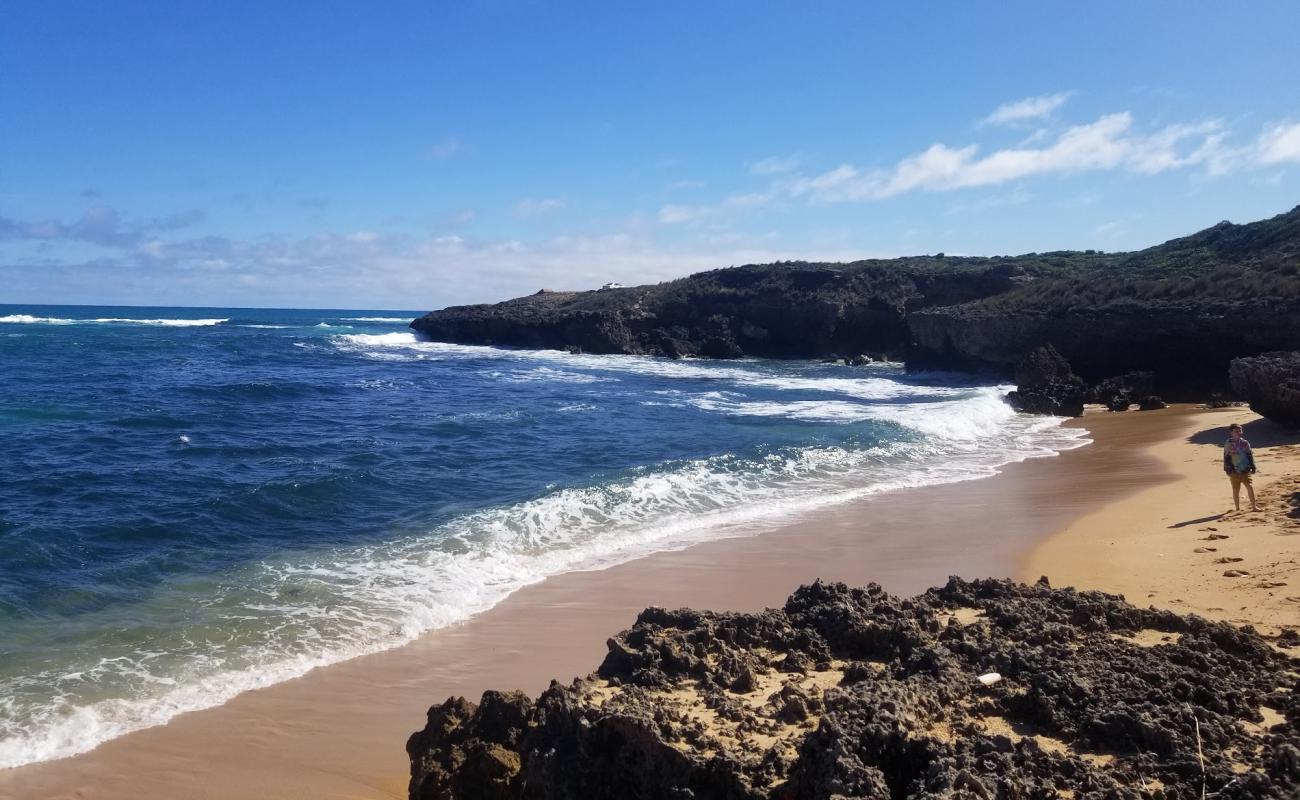 Glass Beach'in fotoğrafı parlak kum yüzey ile