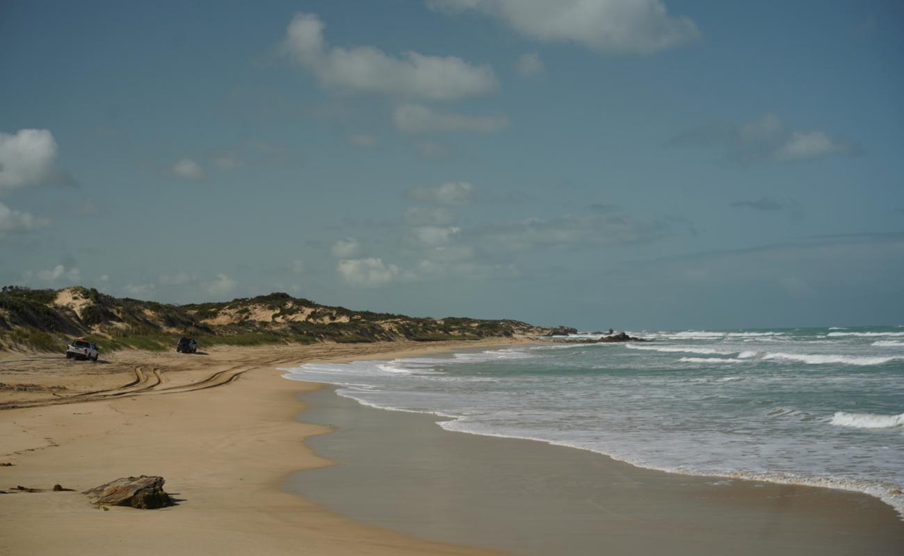 Back Beach'in fotoğrafı parlak kum yüzey ile