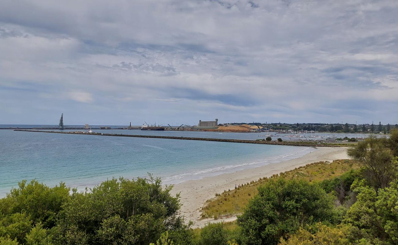 Nuns Beach'in fotoğrafı parlak kum yüzey ile