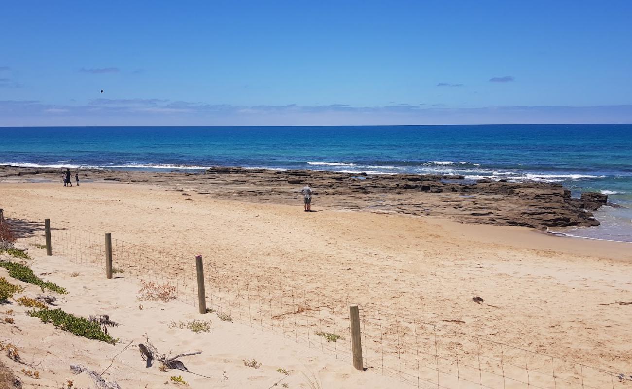 Biddles Beach'in fotoğrafı parlak kum yüzey ile