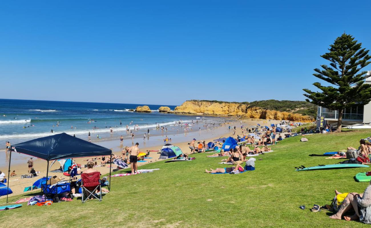 Torquay Beach'in fotoğrafı parlak kum yüzey ile