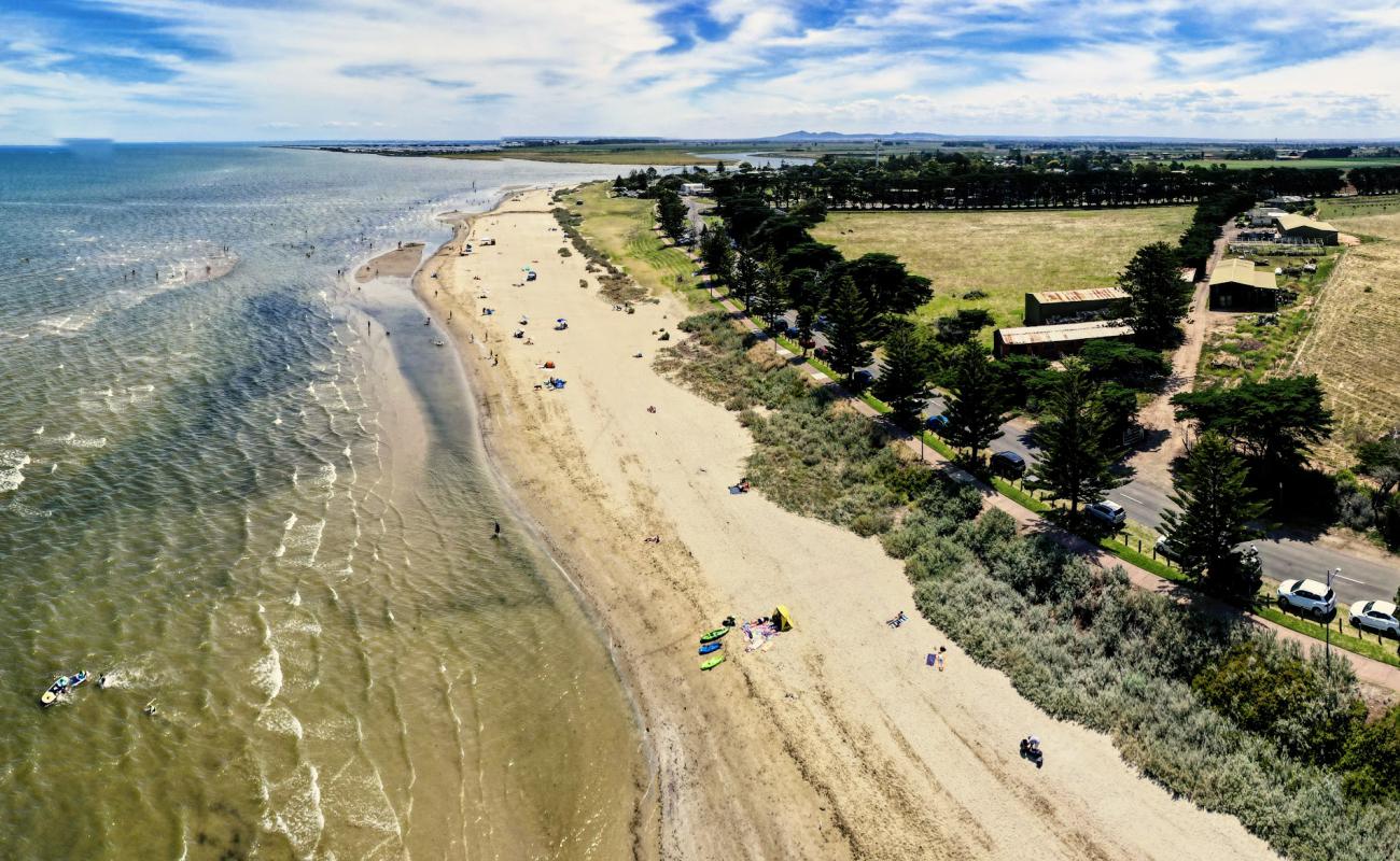 Werribee South Beach'in fotoğrafı açık bej kum yüzey ile