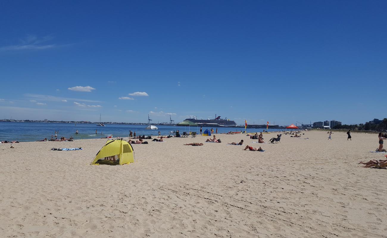 Port Melbourne Beach'in fotoğrafı parlak kum yüzey ile