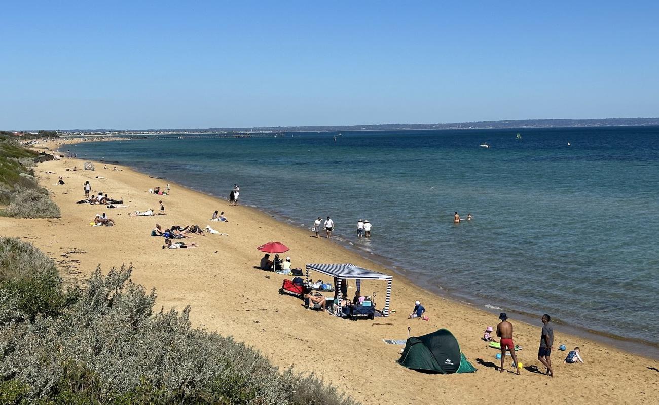 Mordialloc Beach'in fotoğrafı parlak kum yüzey ile