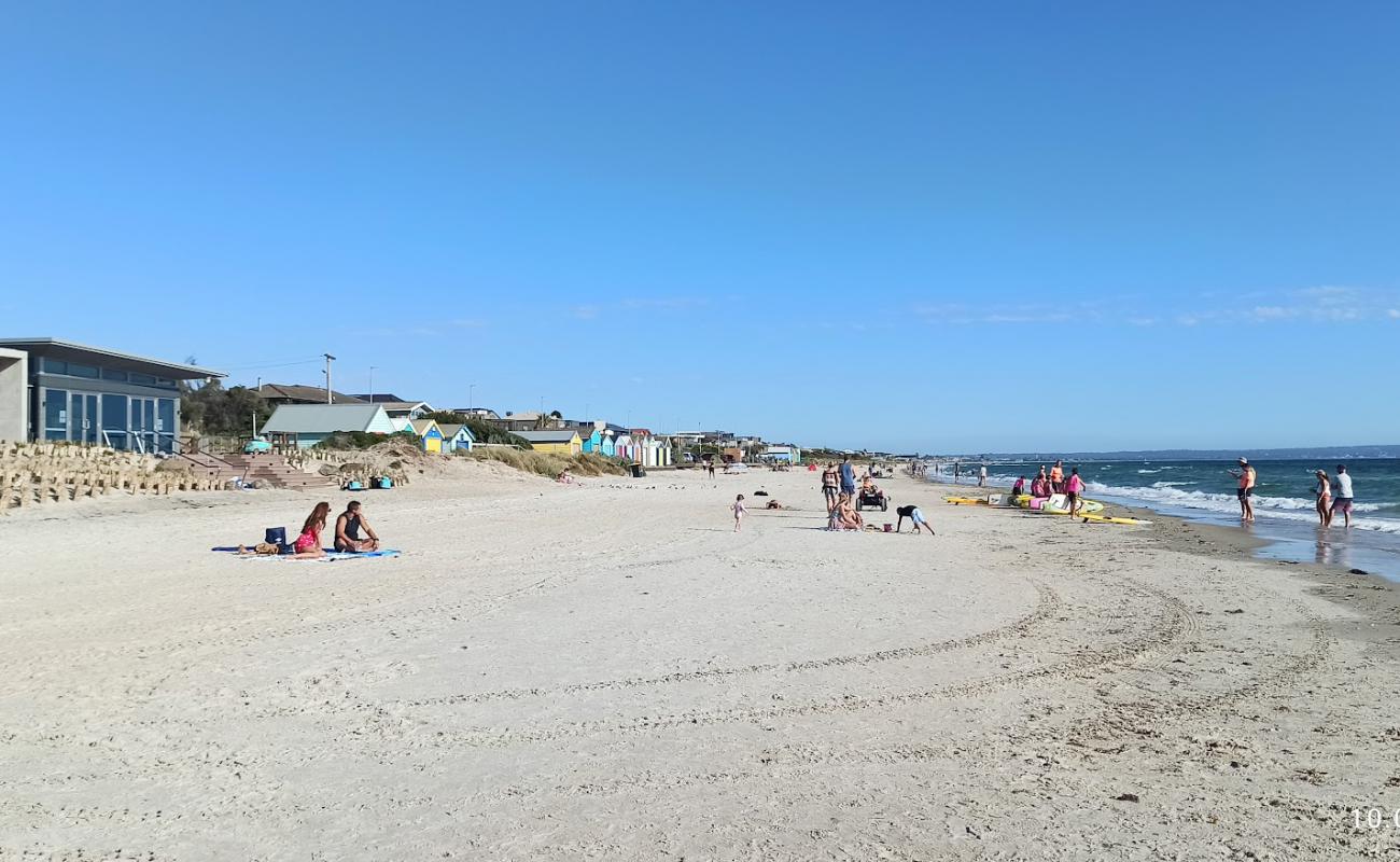 Aspendale Beach'in fotoğrafı açık bej kum yüzey ile