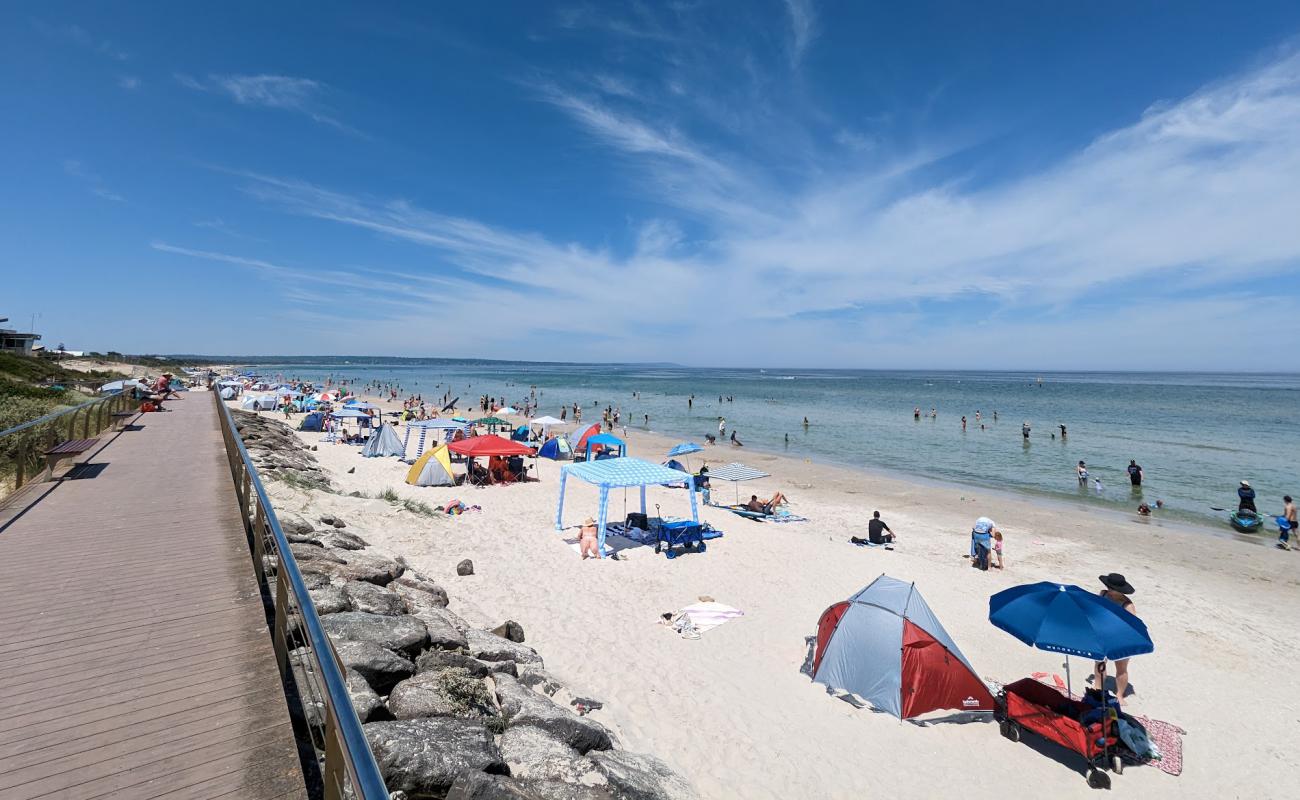 Carrum Beach'in fotoğrafı açık bej kum yüzey ile