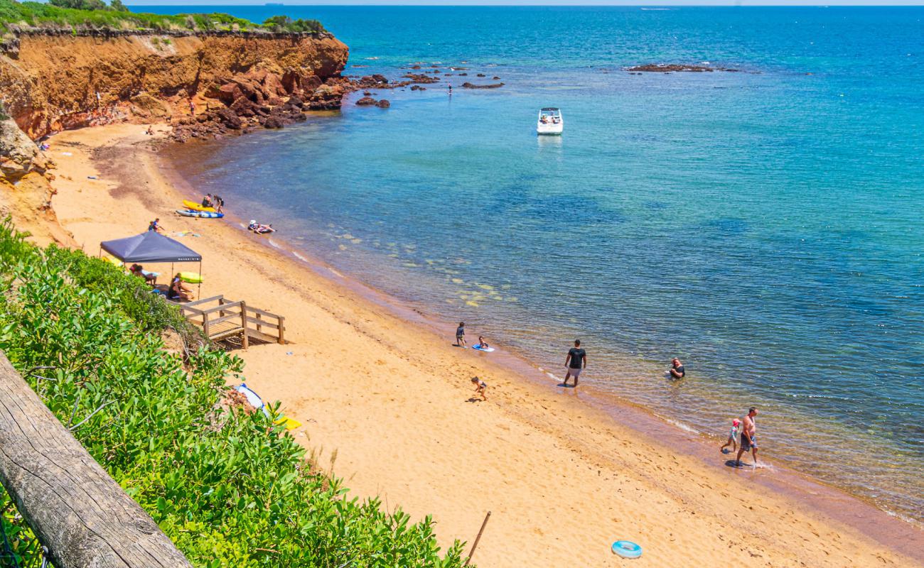 Daveys Bay Beach'in fotoğrafı parlak kum yüzey ile