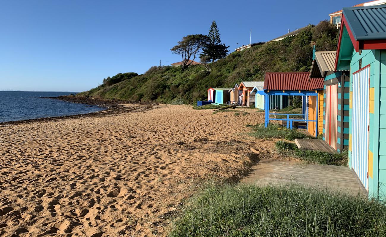 Ranelagh Beach'in fotoğrafı parlak kum yüzey ile