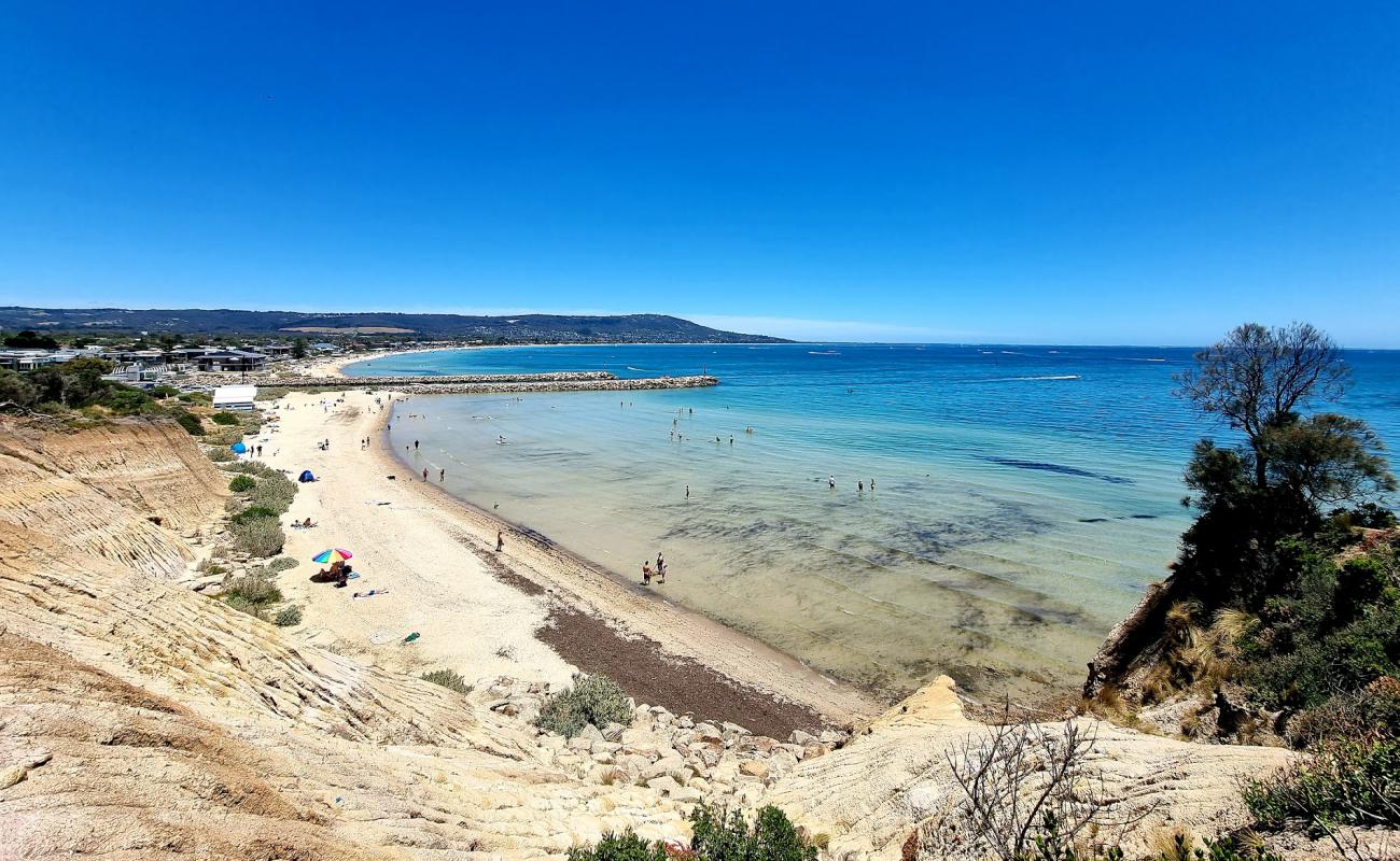Tassells Cove'in fotoğrafı açık bej kum yüzey ile