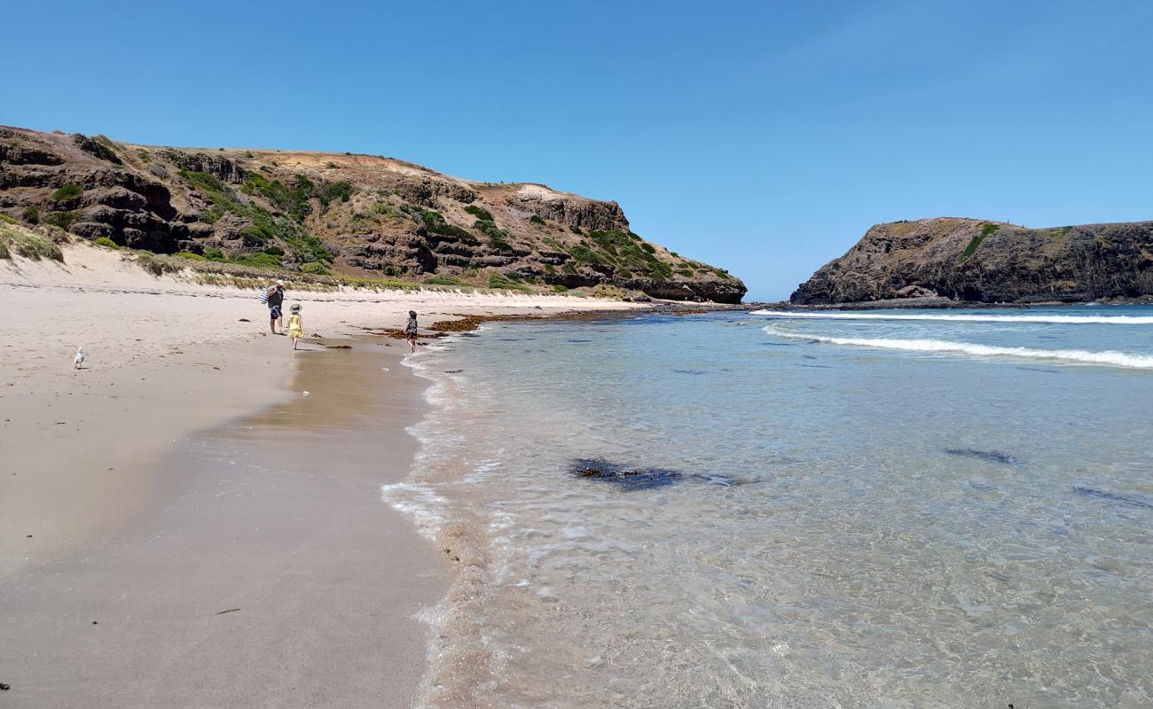 Bushrangers Bay'in fotoğrafı açık bej kum yüzey ile