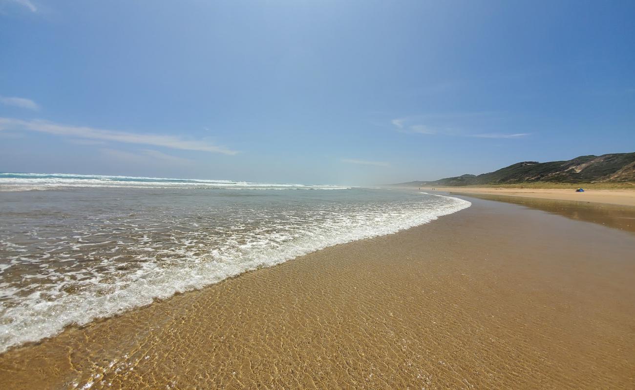 Number 3 Beach'in fotoğrafı parlak kum yüzey ile