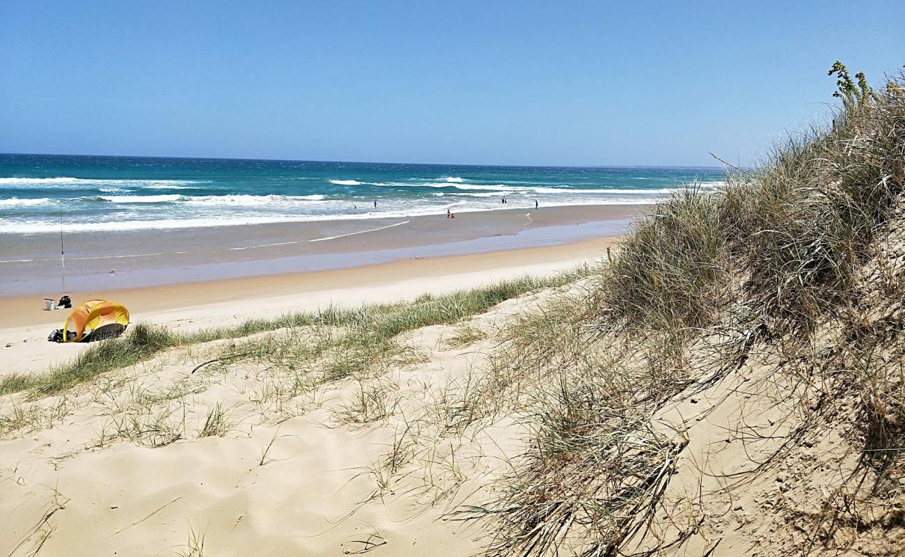 Paris Crescent Beach'in fotoğrafı i̇nce bej kum yüzey ile