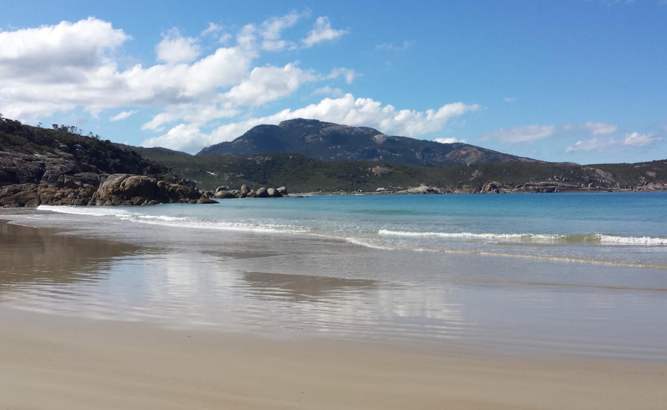 Leonard Bay Beach'in fotoğrafı parlak ince kum yüzey ile