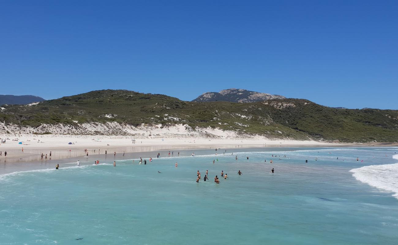 Squeaky Beach'in fotoğrafı parlak ince kum yüzey ile