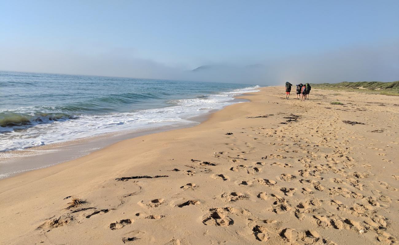 Five Mile Beach'in fotoğrafı parlak ince kum yüzey ile