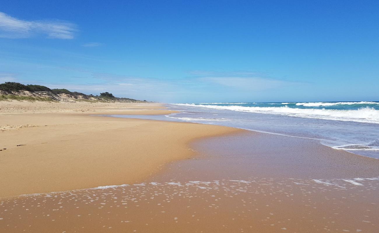 Mcloughlins Beach'in fotoğrafı parlak kum yüzey ile